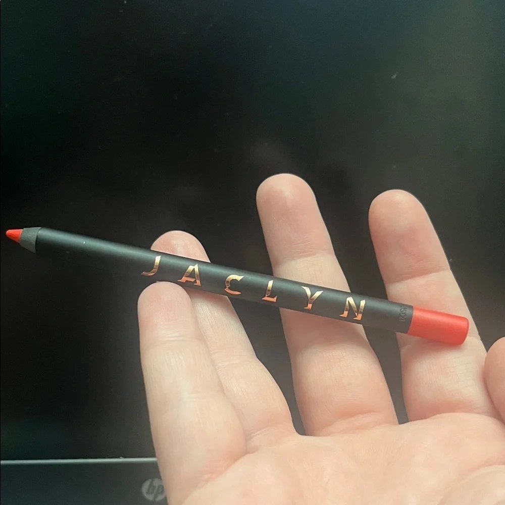 Jaclyn Lip Liner in Vibrant Red